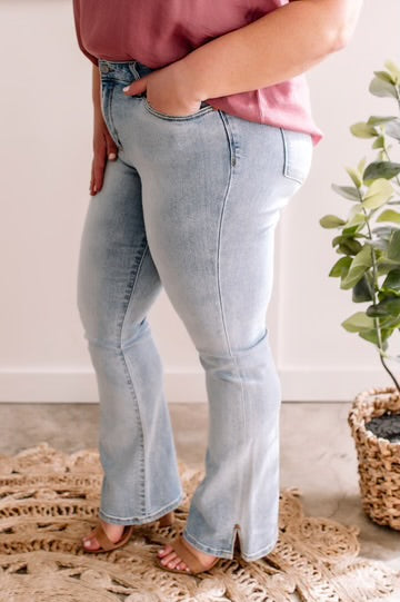 MID RISE BOOT CUT WITH SIDE SLIT JUDY BLUE JEANS IN LIGHT WASH