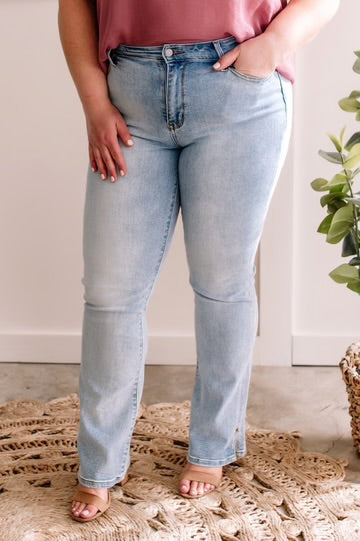 MID RISE BOOT CUT WITH SIDE SLIT JUDY BLUE JEANS IN LIGHT WASH